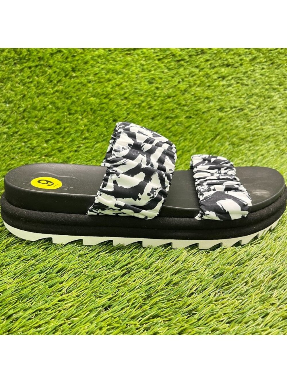 Sorel Roaming Two Strap Womens Size 9 White Black Beach Outdoor Slide Sandals